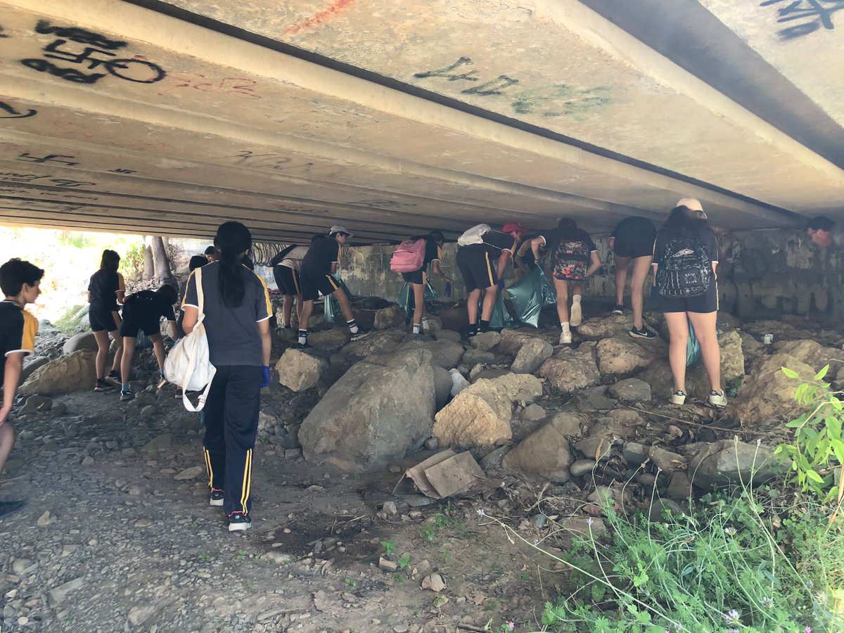 AndaLimpia's tweet photo. Nuestra compañera Leticia continúa con las jornadas de charlas y limpiezas con los alumnos del Colegio León XIII. Ayer en el Arroyo Jaboneros y hoy en el espigón, dónde han sacado neumáticos, redes... De nuevo mil gracias, por hacer del planeta un lugar más sano para todos 🤗💚🌍 https://t.co/mFIyz4tsiX