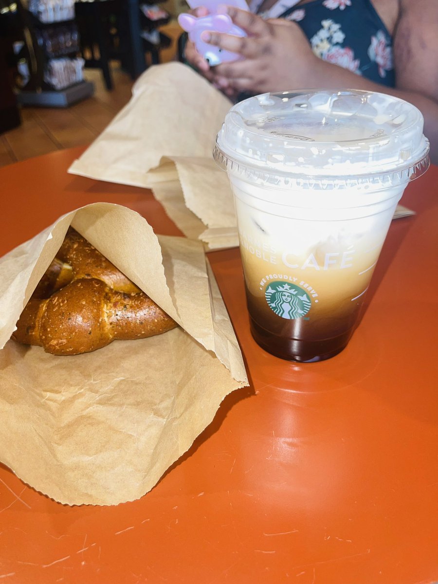 cottoncandyemo's tweet photo. This is my fav drink and stuffed pretzel with spinach at Stonebriar Centre Mall #mall #stonebriarcentre #foodblogger #twitter https://t.co/bvHkmKSxsJ