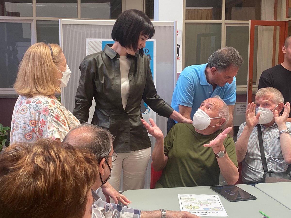 _aebia's tweet photo. Hoy recibimos una visita muy especial en los centros #Redint de Getafe. 📲
La ministra de Ciencia e Innovación ha visitado los talleres de #alfabetizacióndigital que llevamos a cabo para el Ayuntamiento de Getafe con motivo del #diamundialdeinternet 🖥
#getafe #redint #aebia https://t.co/fIsfWQbqov