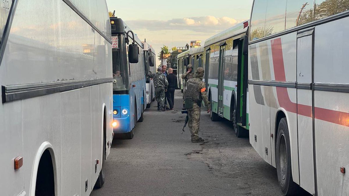 nexta_tv's tweet image. 🇺🇦 Buses with heroes from #Mariupol arrived in the occupied #Yelenovka, #Donetsk region.