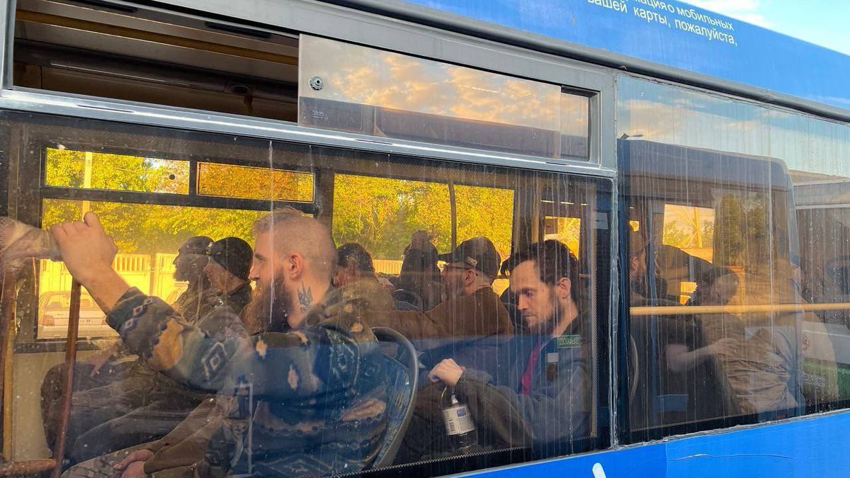 nexta_tv's tweet image. 🇺🇦 Buses with heroes from #Mariupol arrived in the occupied #Yelenovka, #Donetsk region.
