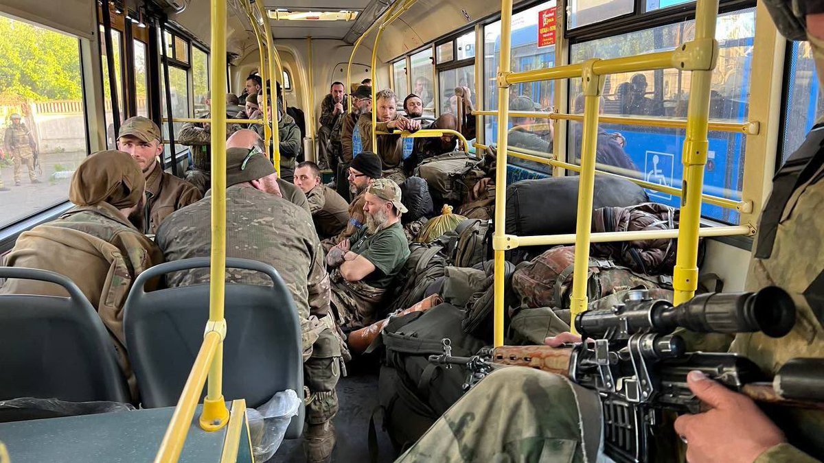 nexta_tv's tweet image. 🇺🇦 Buses with heroes from #Mariupol arrived in the occupied #Yelenovka, #Donetsk region.