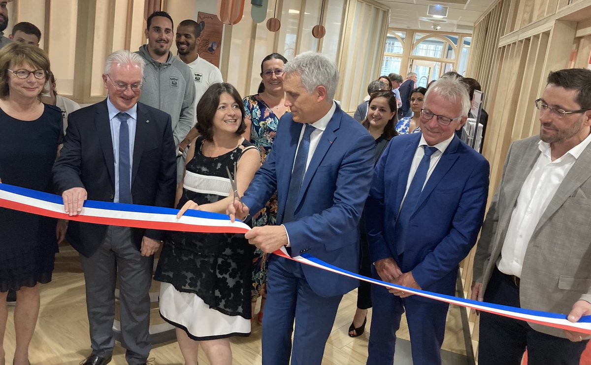 #vousetreutile | L’agence de Caen-Bouchard entièrement rénovée a été inaugurée ce soir en présence de <a href="/joelbruneau/">Joël Bruneau</a> et de @beneclarenne. <a href="/rejpetri/">RP</a> et toute son équipe ont fait découvrir aux invités, cette nouvelle agence au concept innovant de « Poumon Vert ».