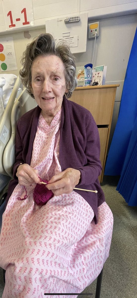 #DementiaActionWeek #DAW22 when we find that happy place 😊🌈 In this case sunshine and knitting #YouAreMySunshine #MeaningfulMay @Joyredwood2 @M_Kingscott @Cathypacific81 (photo consent gained)