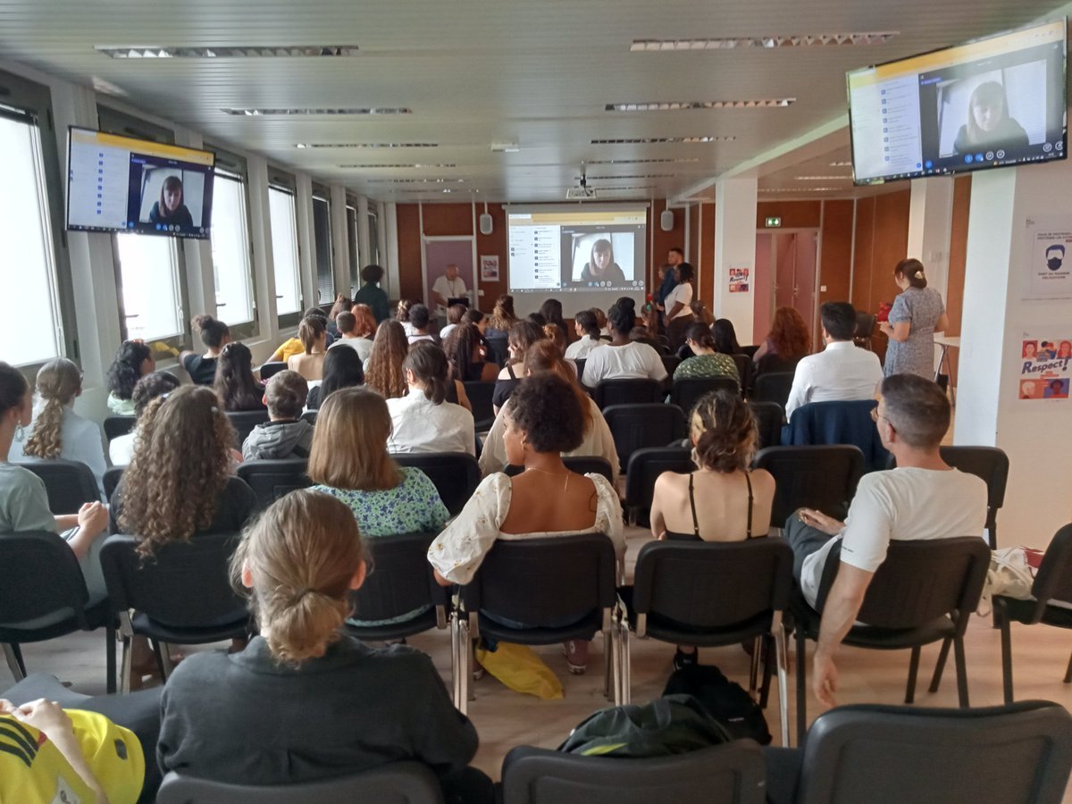 cavlcreteil's tweet photo. A l'occasion de la journée mondiale de lutte contre les LGBTphobies, remise des prix du concours Respect ! #academieCréteil Présence des élus #cavl membres du jury #Engagement des élèves pour une société égalitaire &amp; respectueuse🌈 👏👏👏 aux participants et aux lauréats ! https://t.co/6ShZ4ak1A5
