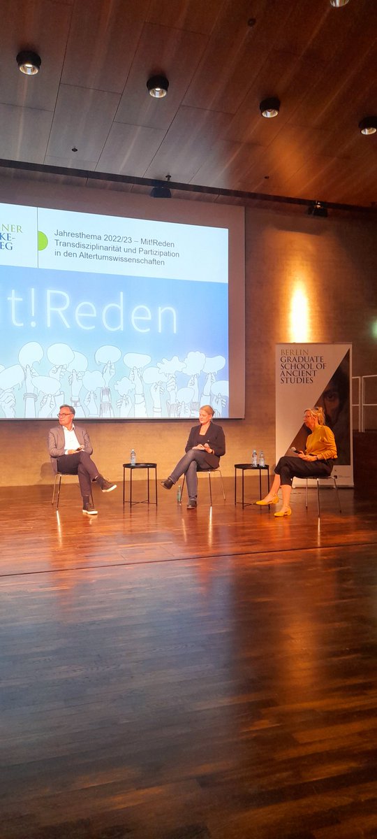 AntikeKolleg's tweet photo. "#Partizipation ist ja nicht nur #citizienscience, Partizipation hat auch viel mit Transparenz zu tun." @kahasselfrau darüber, wie man die Öffentlichkeit einbinden kann, wenn es bei der Vermittlung von Forschungsergebnissen eine große historische Distanz zu überwinden gilt. https://t.co/ZA1dtJAzuH