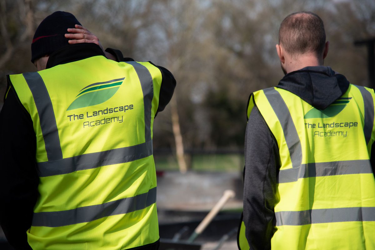 Our bespoke training courses are the perfect opportunity for building up your team's skills as well as a bit of team building! Find out more at ow.ly/TZ2K50J7Emk
#bespoketraining #customisedtraining #corporatetraining #landscapeinstalltiontraining #landscapetraining