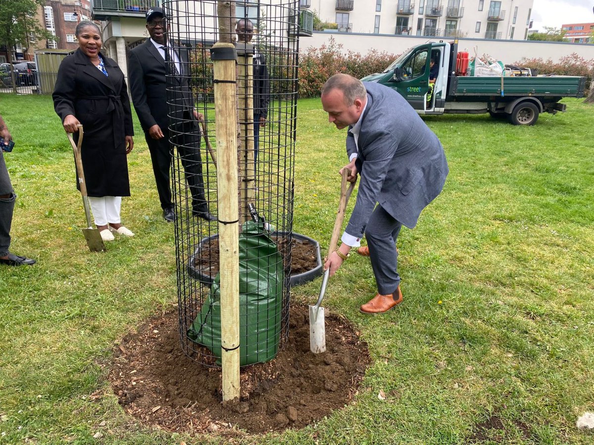 Southwark_News's tweet photo. Jimi's parents, along with family and friends, and local MP Neil Coyle, had a cherry tree planted in Spa Gardens #Bermondsey in memory of their brave son
#JimiTheHero @Malcolms_World @coyleneil
https://t.co/zvigc1sYK2 https://t.co/J6YWtDh2vN
