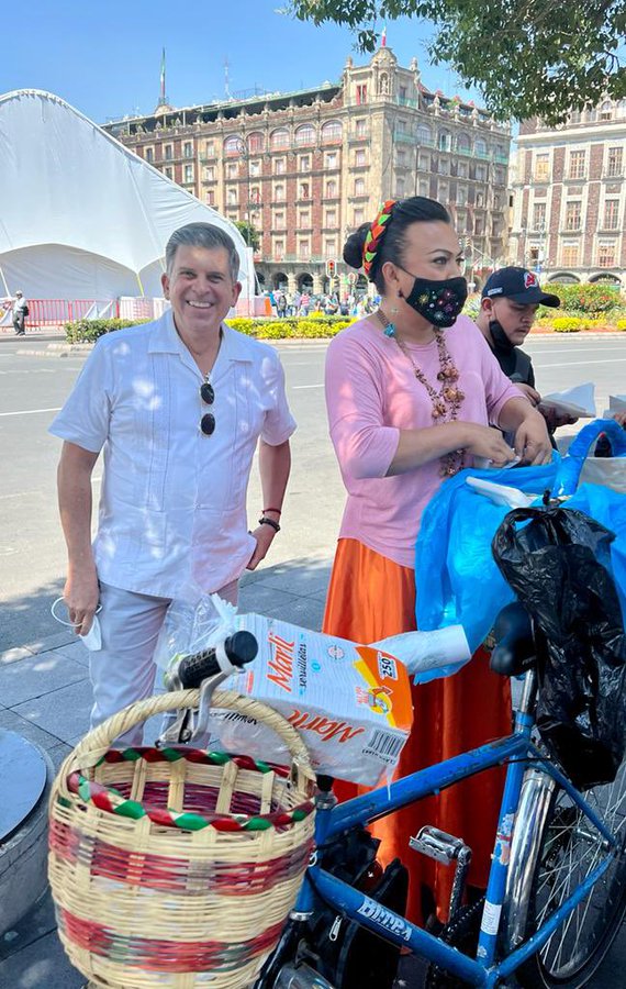 Radioboxmx's tweet photo. @SheffieldGto, de @Profeco, “verifica” puesto de
“@ladytacosdecana”; “se pasan… de buenos”, dice.

#Radioboxmx https://t.co/LP9oBoqhog
