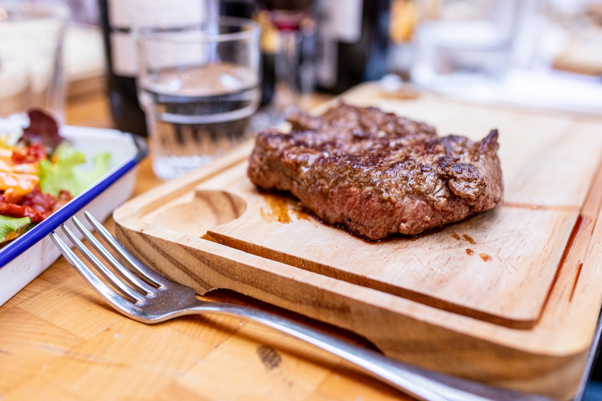 Les vins de #cotesdebourg organise un festival vin &amp; viande à #Paris du 16-22 mai Côtes de Bourg &amp; Côtes de Bœuf
Au programme : cartes éphémères, ateliers de dégustation et démonstrations culinaires dans 6 adresses parisiennes 🍴🍷🥩🤤
➡️cotes-de-bourg.com/cotes-de-bourg…
📷<a href="/NicolasDiolez/">Nicolas Diolez</a>