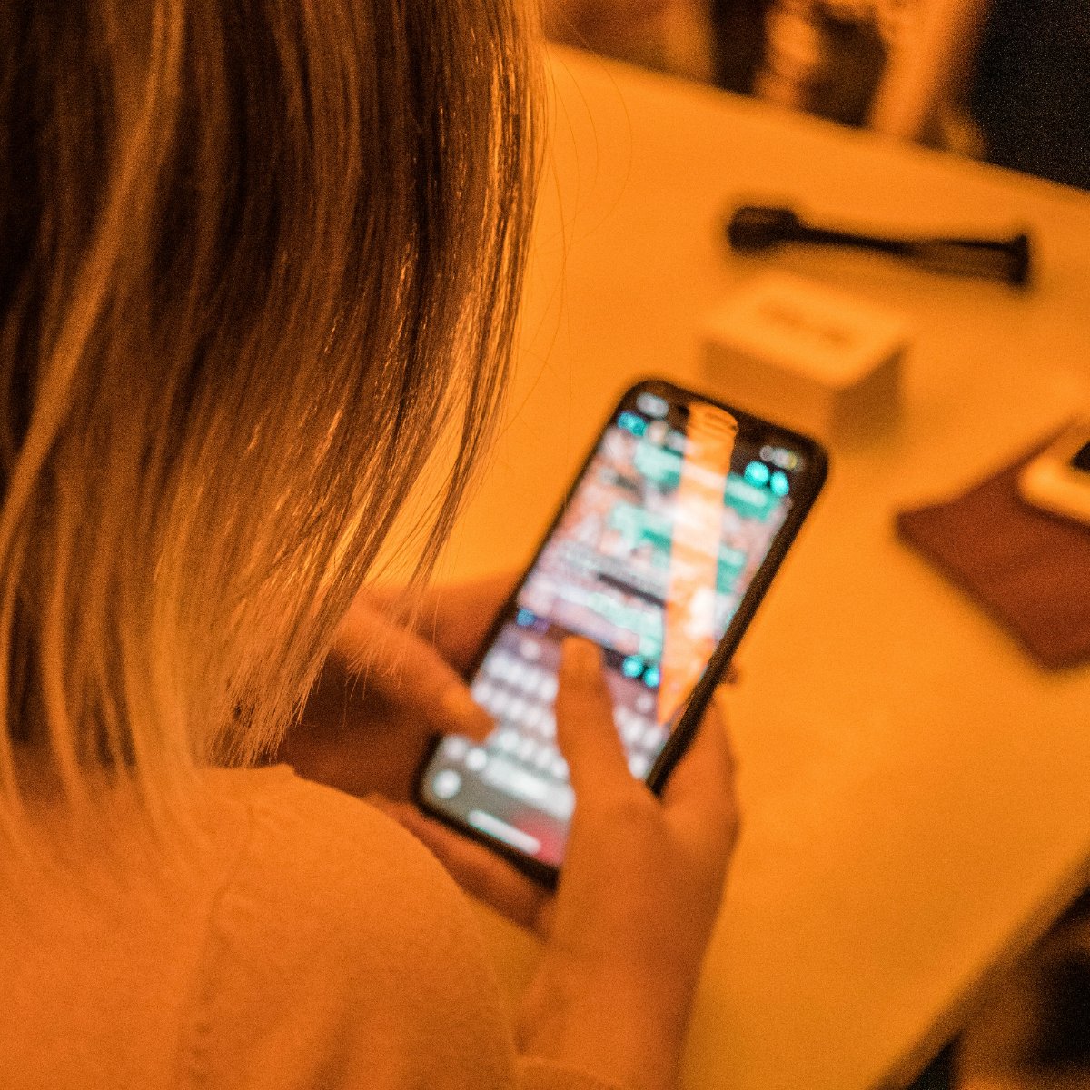 shareatableapp's tweet image. No more awkward scrolling to fill the void of dining alone! Our app will set you up with an engaging group or dinner date, and an experience so fun it helps you forget your phone exists.  IOS App link: apps.apple.com/us/app/share-a…  Android App link: play.google.com/store/apps/det…