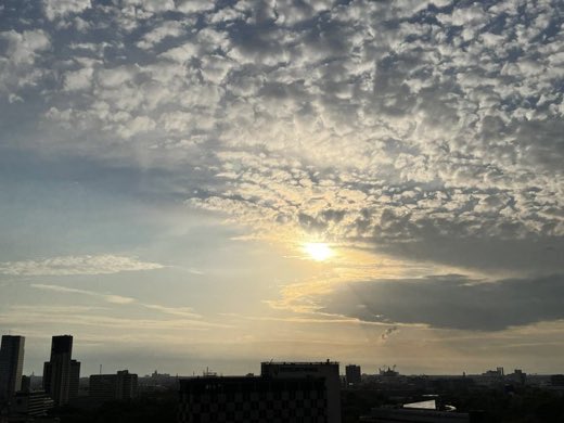 LynnParsonsUK's tweet photo. Another Gorgeous #BerlinSunset @MmmmmAndre Thanks for sharing with Us on the #EveningShow @magicfm https://t.co/pPFz2tCCgY