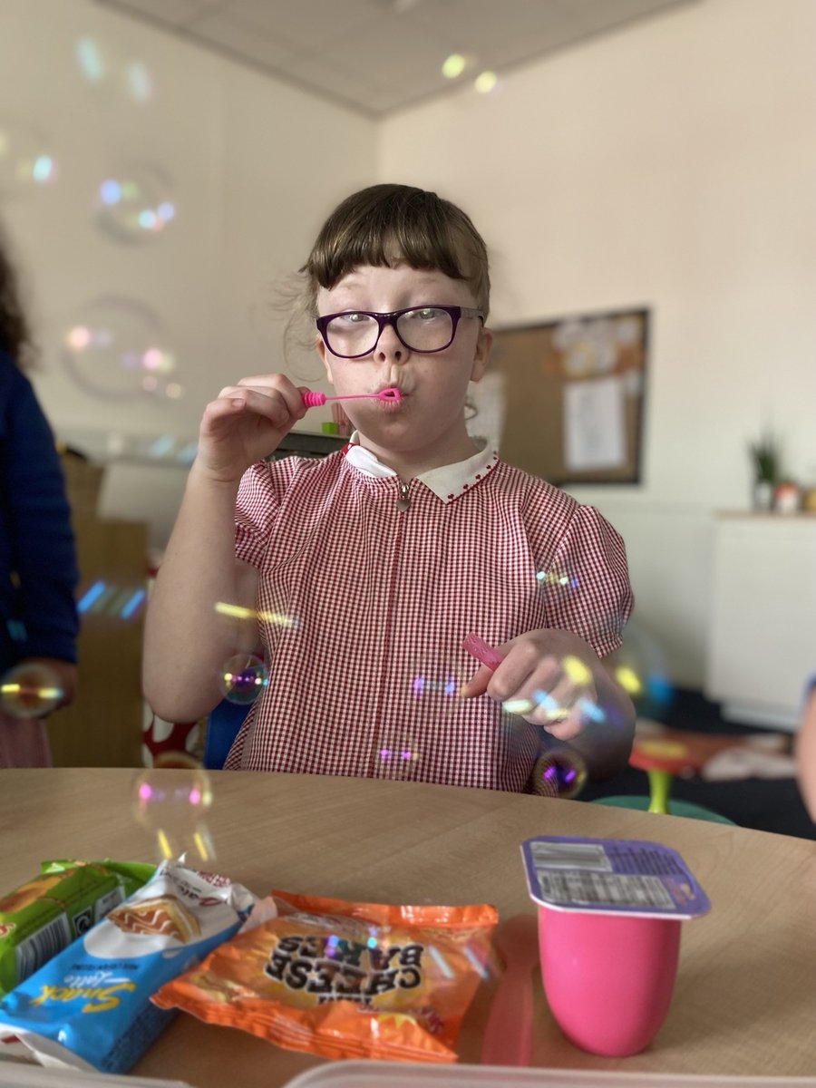 pinesredgate's tweet photo. We absolutely smashed our science week question of the day - Do bigger children blow bigger bubbles? #RCPscience #scienceweek #WeLearn #bubbleseverywhere #barefeetscientists https://t.co/24eMa0RRaN