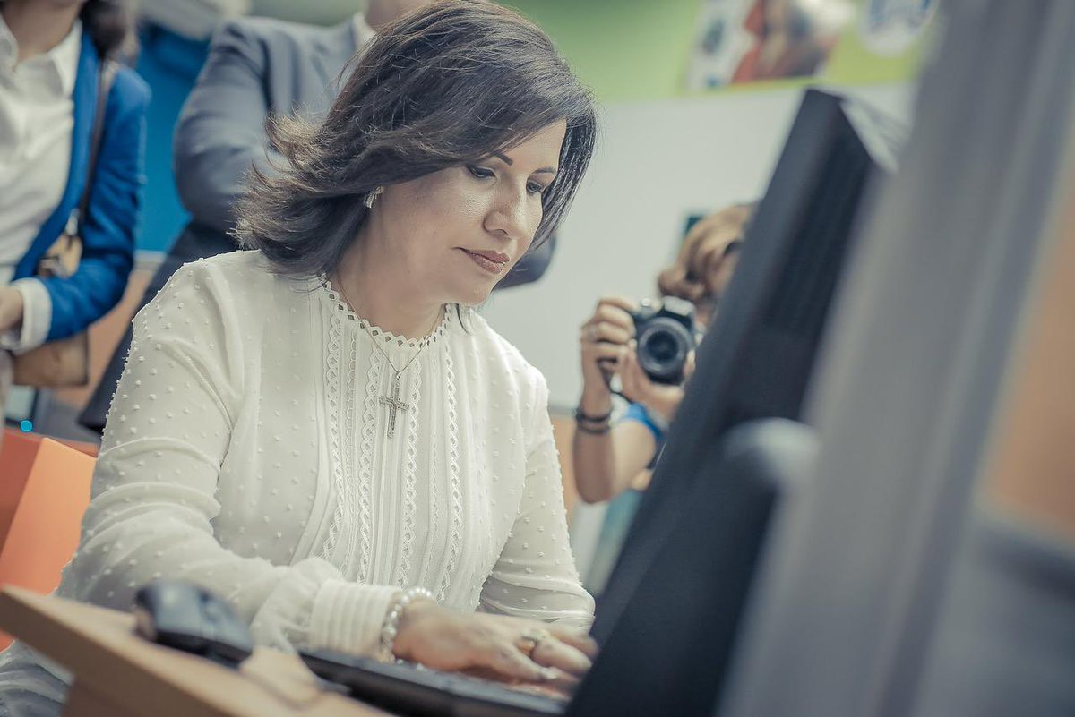 margaritacdf's tweet photo. El #COVID19 evidenció la importancia de las tecnologías y el cierre de la brecha digital.
Un abrazo en el #DíadelasTIC al equipo de voluntarios y gestión que nos acompañó en los proyectos de #CTC, #Compumetro, #RepúblicaDigital, #InnovAPP, #MujeresenlaRed, #TecnoChicas y más. https://t.co/nGXCye322x