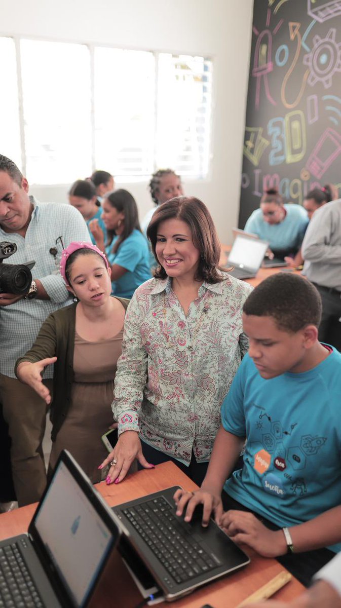 margaritacdf's tweet photo. El #COVID19 evidenció la importancia de las tecnologías y el cierre de la brecha digital.
Un abrazo en el #DíadelasTIC al equipo de voluntarios y gestión que nos acompañó en los proyectos de #CTC, #Compumetro, #RepúblicaDigital, #InnovAPP, #MujeresenlaRed, #TecnoChicas y más. https://t.co/nGXCye322x