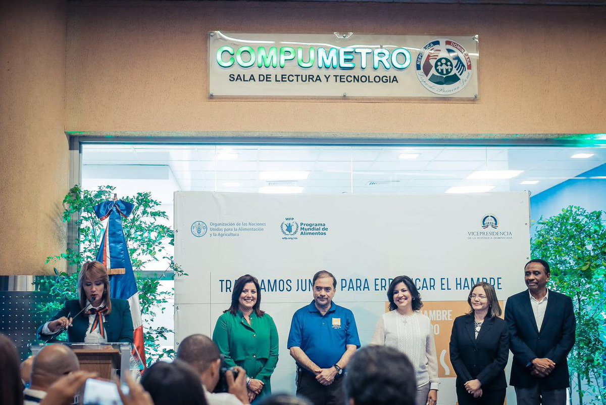 margaritacdf's tweet photo. El #COVID19 evidenció la importancia de las tecnologías y el cierre de la brecha digital.
Un abrazo en el #DíadelasTIC al equipo de voluntarios y gestión que nos acompañó en los proyectos de #CTC, #Compumetro, #RepúblicaDigital, #InnovAPP, #MujeresenlaRed, #TecnoChicas y más. https://t.co/nGXCye322x