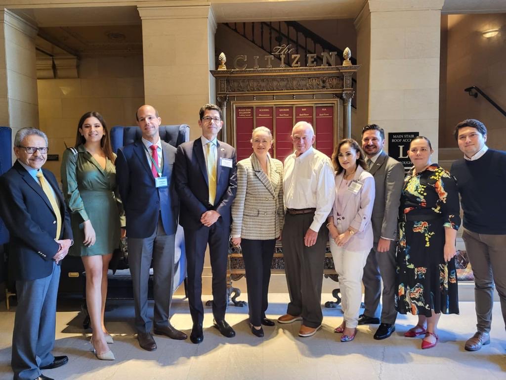 Lferrersilva's tweet photo. @consulmexsac committed to strengthening #COMCAL. Privileged to engage w @SDChamber & @BCGobierno during their @VisitSacramento and review strategic subjects (trade, health, infrastructure & environment). @SRE_mx @GoBizDiana https://t.co/gYmwUAuyRq