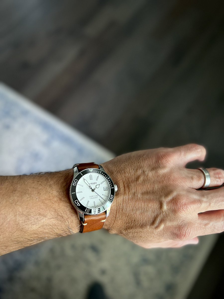 vonkemper's tweet photo. Still blown away by how absolutely amazing the @ChrisWardLondon C60 #TridentPro wears on the daily. Currently on a CW leather strap, and it looks so good with shorts and a T shirt. The SH-21 movement is dead on even 7 years on. #britishwatchmaking @BritWatchmakers https://t.co/RUAaSH1chA