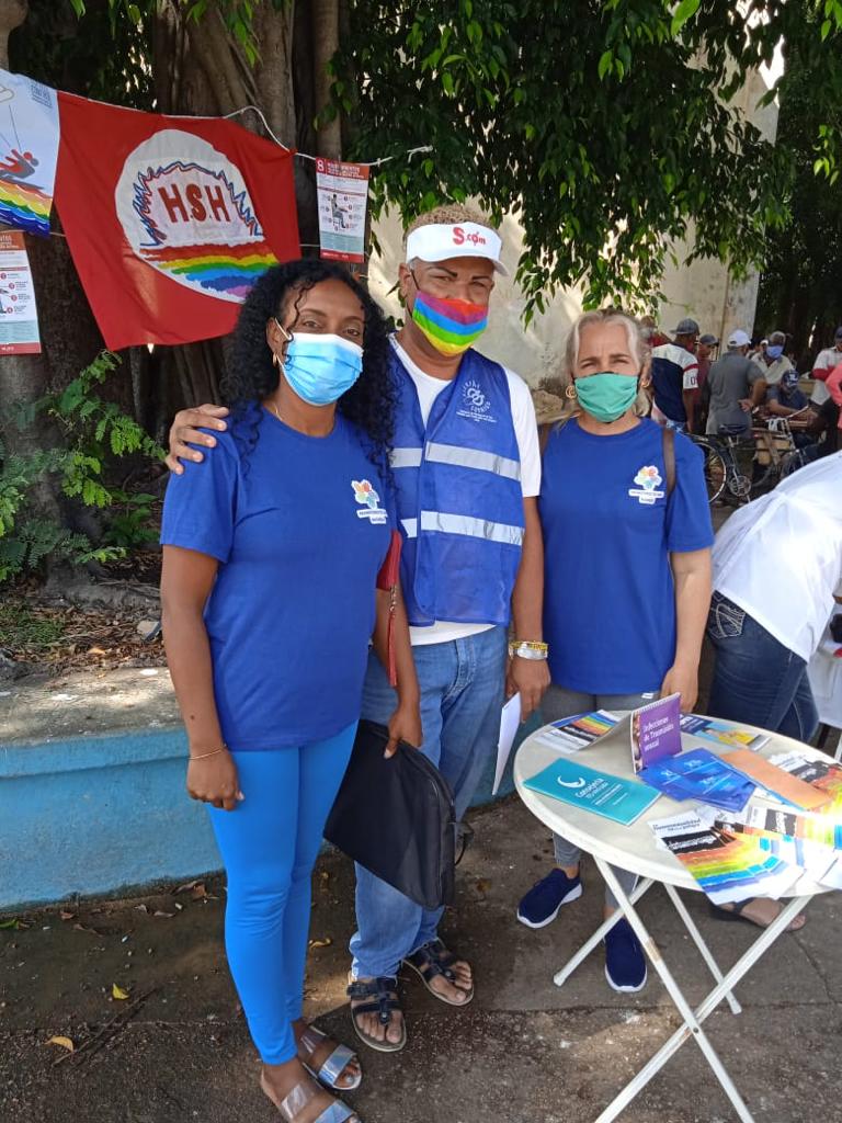 MarlenCabreraC2's tweet photo. Buró de información en el parque de la Iglesia de Colón celebrando la jornada de lucha contra la homofobia y la transfobia.
#ColonPorLaSalud 
#ColonEnVictoria 
#MatanzasEnVictoria 
@DPSMtzas 
@WongCorrales https://t.co/ZZr61LEbfM