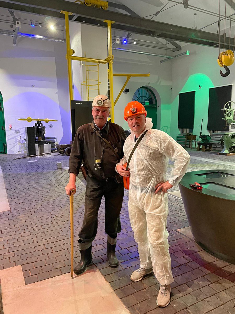 WalbrzychMM's tweet photo. Właśnie Pan Redaktor Jakub Porada zobaczył na własne oczy jak piękne jest nasze miasto. Ekipa #travelchannel kończy powoli realizacje programu „Porada na weekend”. Premiera dwóch odcinków o Wałbrzychu już w drugiej połowie czerwca. #Wałbrzych https://t.co/UgyzIBaSum