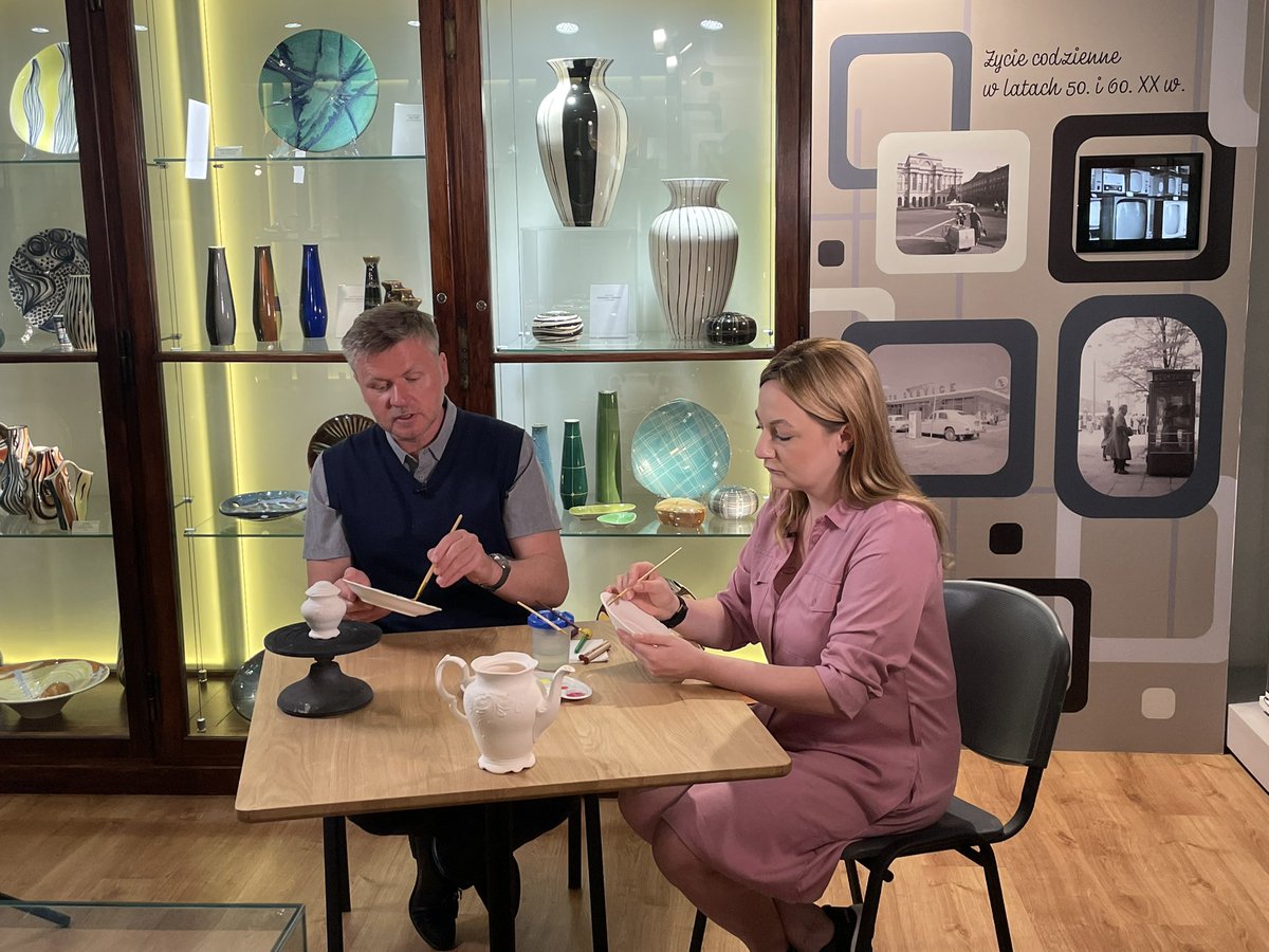 WalbrzychMM's tweet photo. Właśnie Pan Redaktor Jakub Porada zobaczył na własne oczy jak piękne jest nasze miasto. Ekipa #travelchannel kończy powoli realizacje programu „Porada na weekend”. Premiera dwóch odcinków o Wałbrzychu już w drugiej połowie czerwca. #Wałbrzych https://t.co/UgyzIBaSum