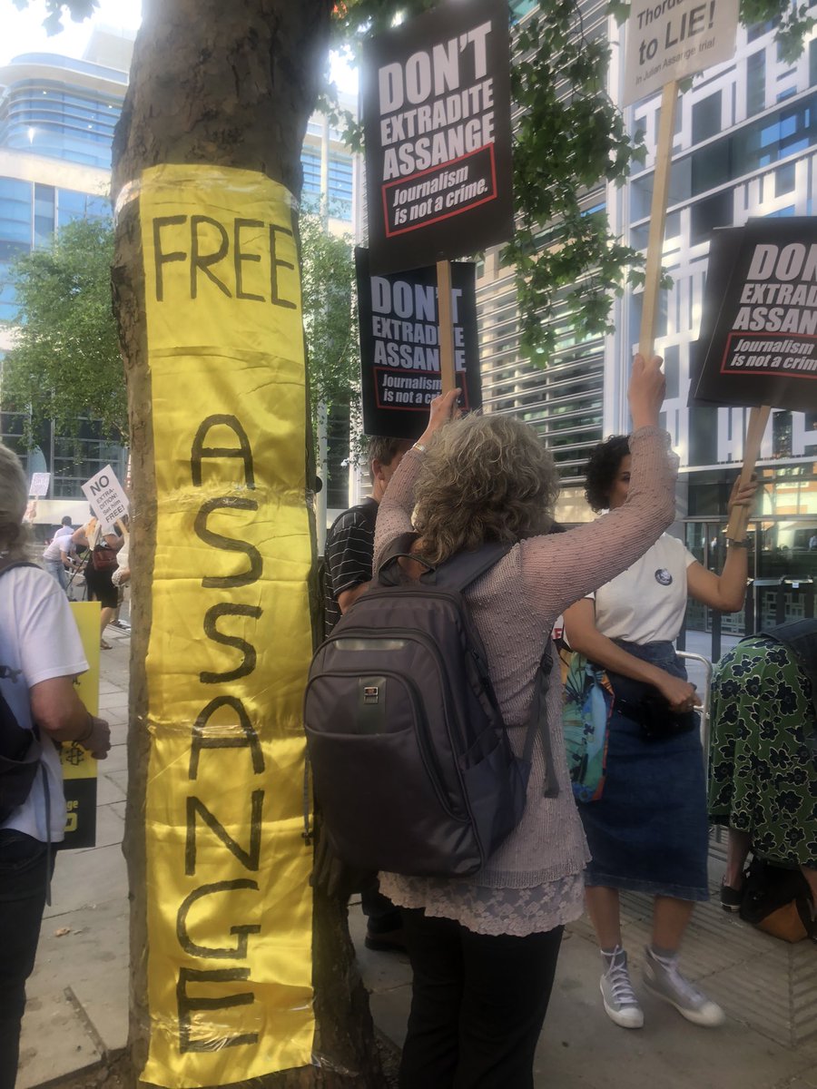 silkiecarlo's tweet photo. A sombre but determined mood at the Home Office rally against extraditing Julian Assange, with a powerful speech by @StellaMoris1 and an incredible rallying call to defend journalism and a free press in Britain by @RichardBurgon ✊ 👏 👏 👏 

#FreeAssangeNOW https://t.co/0cKw3UX5Xe
