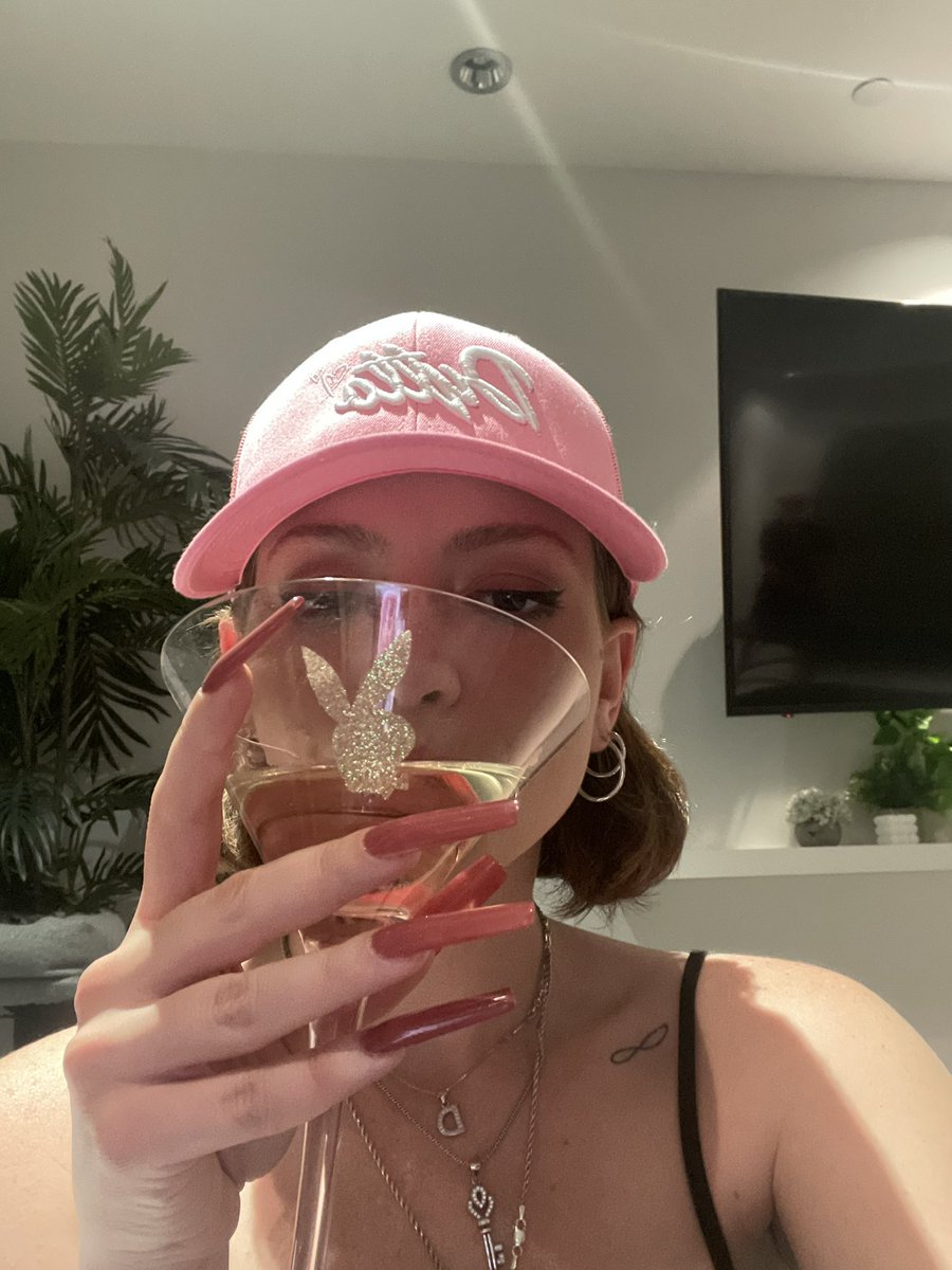 iAm_Dytto's tweet photo. mood because my merch dropped https://t.co/L2QSumzDag https://t.co/BbktQJCCPJ