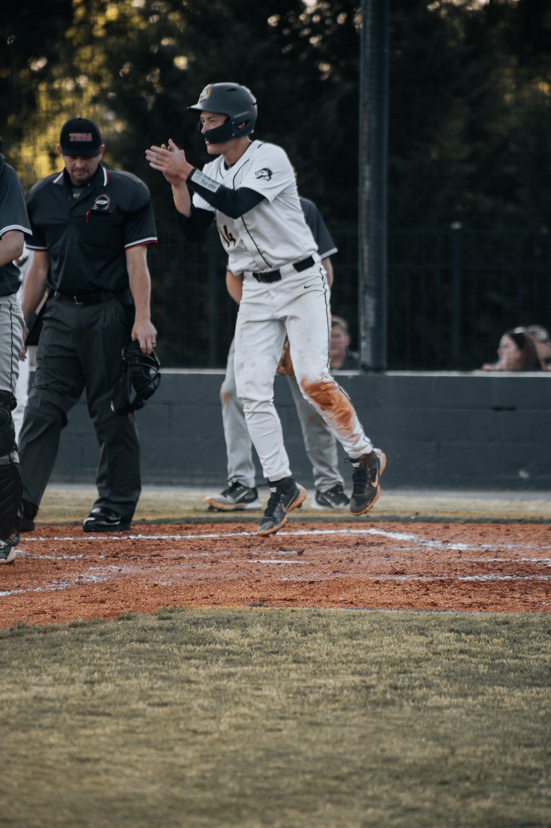 CinciGreg's tweet photo. Good regional semifinal win last night for Walker. Bats were hot, and @_ryanlay_ was unhittable on the mound. 

@Preston_Hodges7 continues to have a great post season - 3 RBIs last night, including a standup double.

Next for the region vs Bradley Central, 7pm @walkervalleybsb https://t.co/tOMfwcGkWx