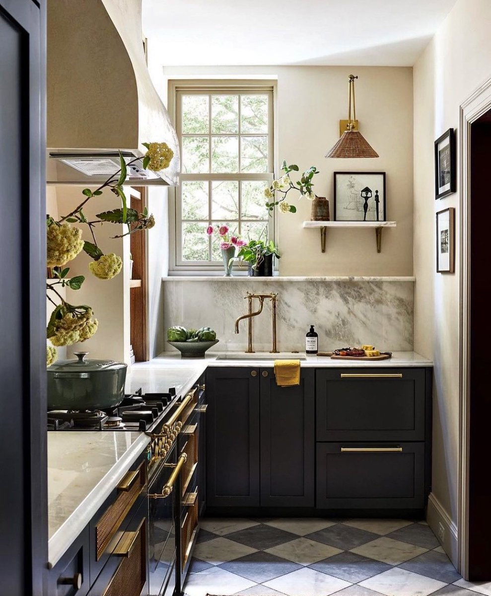 Just because a kitchen is small doesn’t mean it can’t be impressive. I absolutely love this design by @zoefeldmandesign - the marble tops, brass mesh fronts and chequer board flooring make this a pretty special space.

#kitchen #kitchedesign #kitchengoal #kitcheninspo #kitchens