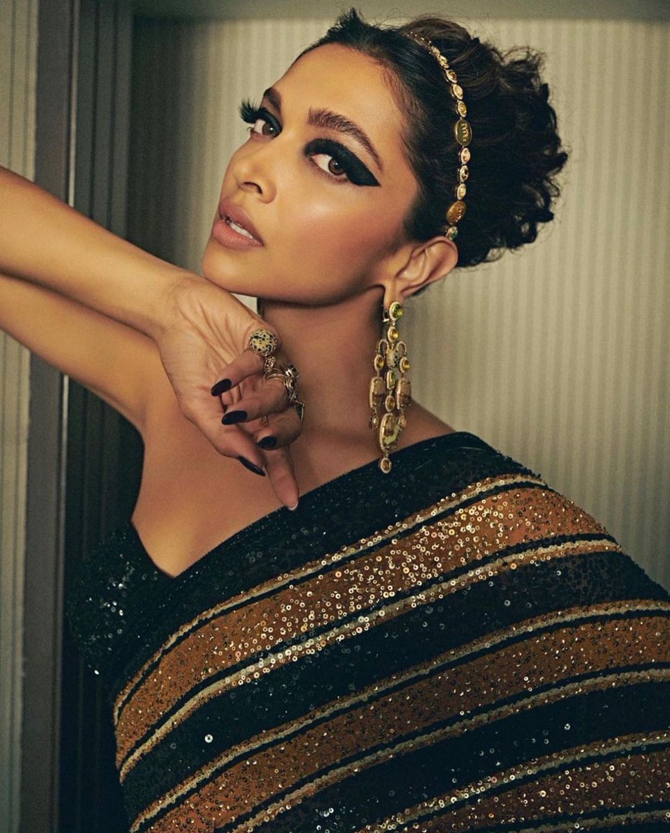 aarav_writes's tweet photo. Deepika Padukone Slays At Cannes Film Festival In A Sabyasachi Saree.

#DeepikaPadukone
#Cannes2022
#CannesFilmFestival https://t.co/m3XgwjGG6l