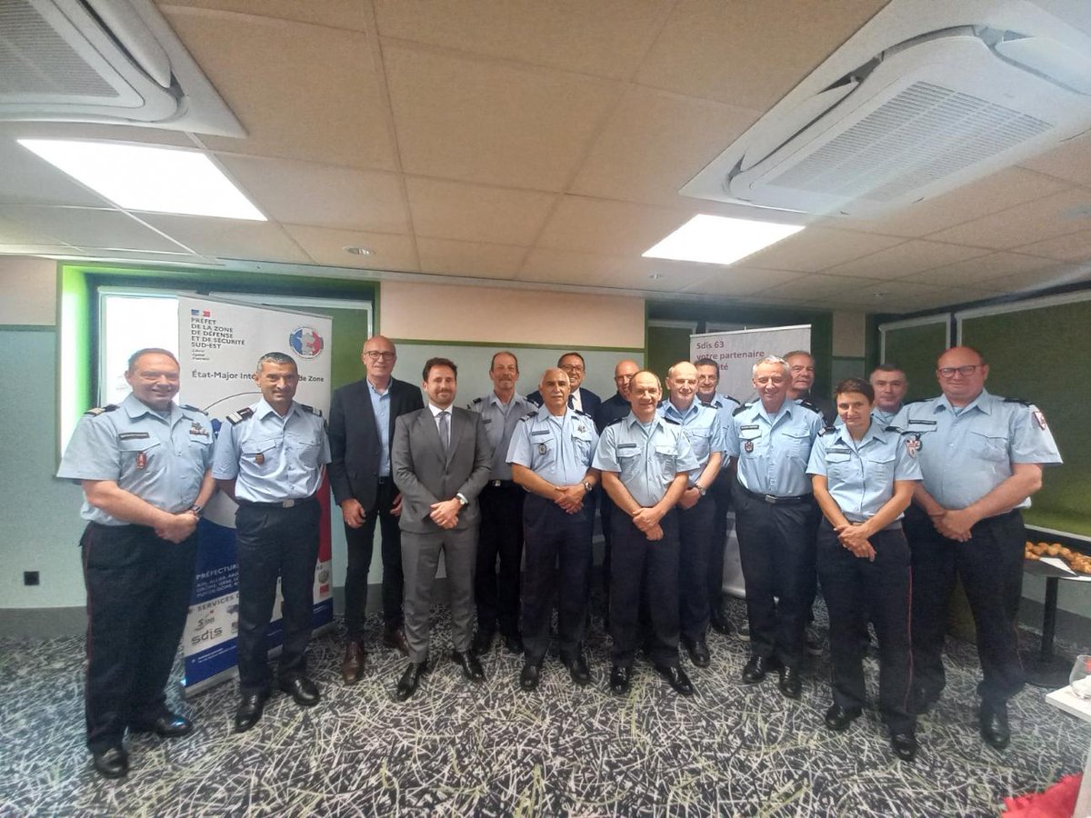 SDIS_63's tweet photo. Le @SDIS_63 a accueilli aujourd'hui les directeurs de la zone Sud Est pour évoquer des dossiers communs.
@CuzinPaul et R. RAGOT, DIRCAB de @Prefet63 sont venus échanger avec eux. https://t.co/r1yzVVY8o3