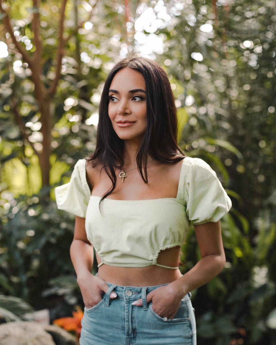 ZoeAkiko's tweet photo. cam at the conservatory 🌿 https://t.co/lkdlYGw3mv