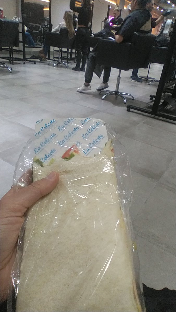 sofiimu's tweet image. Pero mi amiga me trajo alimento y ya estoy feliz de nuevo y puedo seguir esperando . 😍