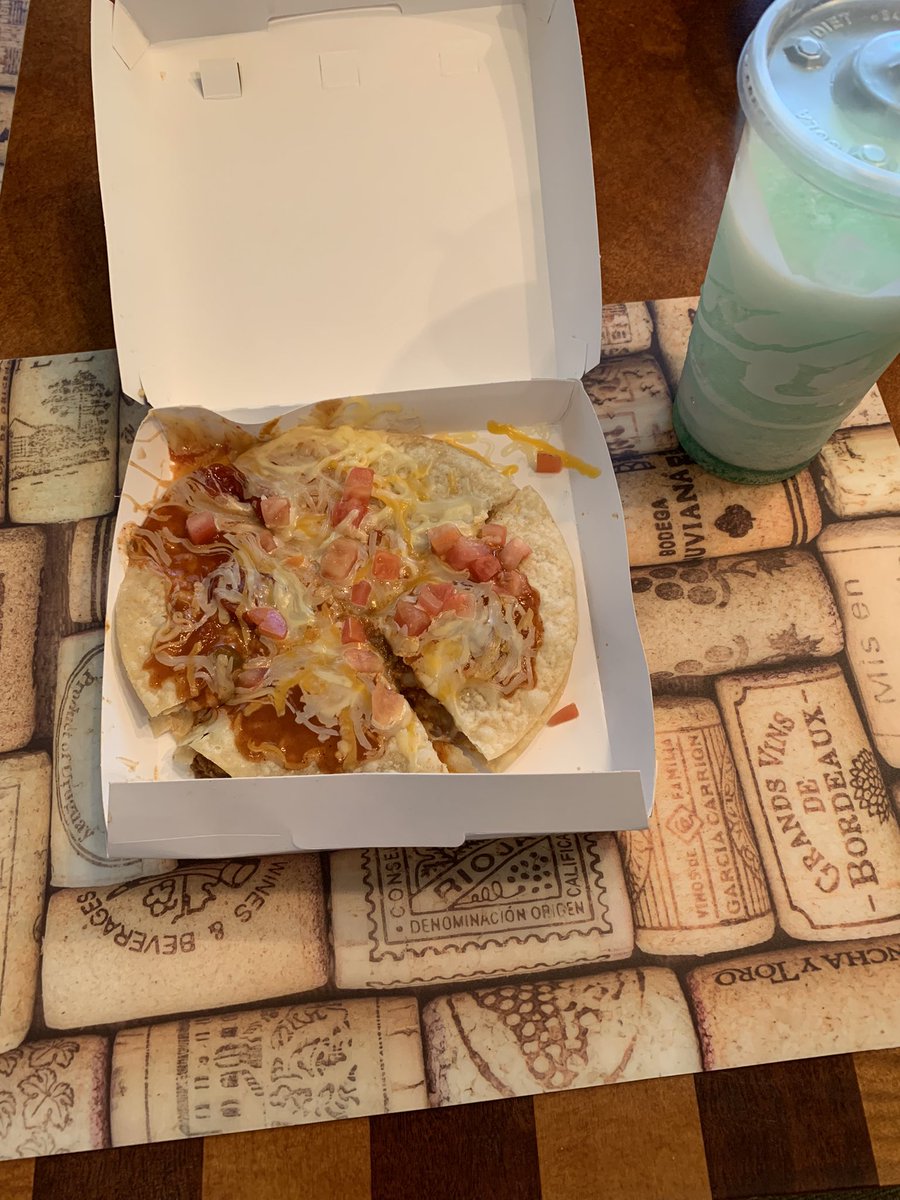 JenniferSackleh's tweet photo. Look what I’ve got…
#tacobell #mexicanpizza https://t.co/PsS8zt79FK