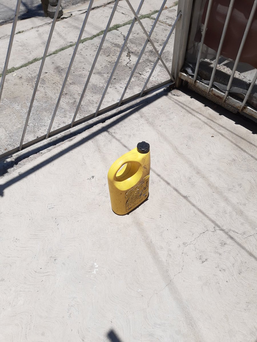 RicoSuavecin's tweet photo. Justo ahorita el sol está a 90° eso hace que los objetos en vertical no produzcan sombras. https://t.co/eDs5p5cAxJ