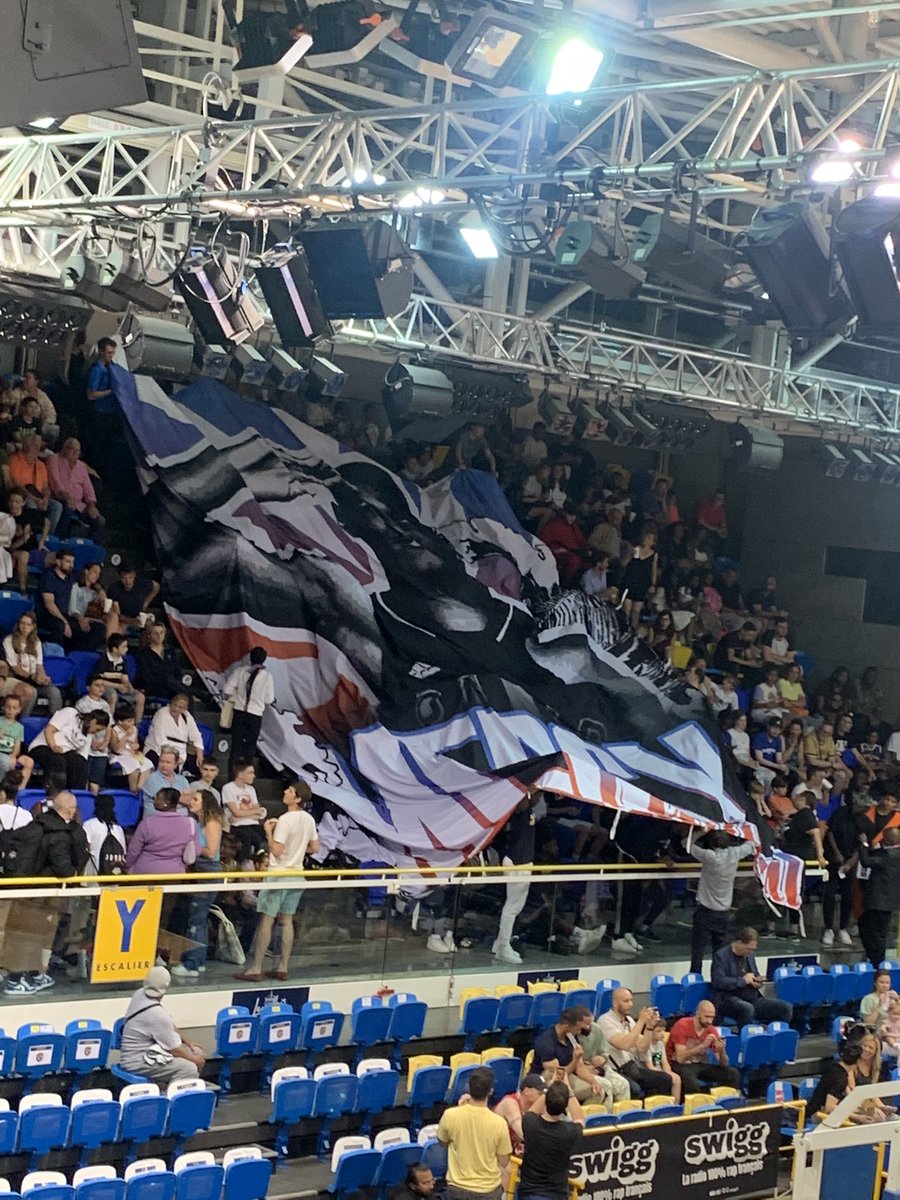 ioniim's tweet photo. Soirée hommage à @AmarouXX ce soir à Levallois !
-Un tifo a été déployé dans les gradins
-Un maillot symbolique lui a été remis par Moustapha Sonko en compagnie notamment de son frère Bandja Sy, qui joue lui aux Metropolitans 92
#MerSy https://t.co/uf9hTrCRV6