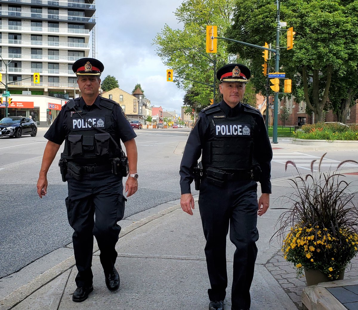 Congratulations to Superintendent Bill Merrylees on completing 40 years, to the day, with the London Police Service. Today we celebrated his retirement as the longest serving uniformed member in LPS history! Thank you for your leadership and service to the #LdnOnt community. 🎉