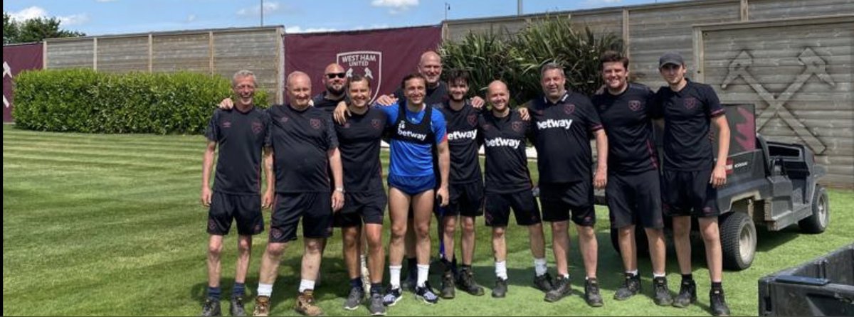 Asaperry21's tweet photo. They make very few like this man a loyal legend @Noble16Mark @WestHam ⚒ https://t.co/bMXlmPkrHO