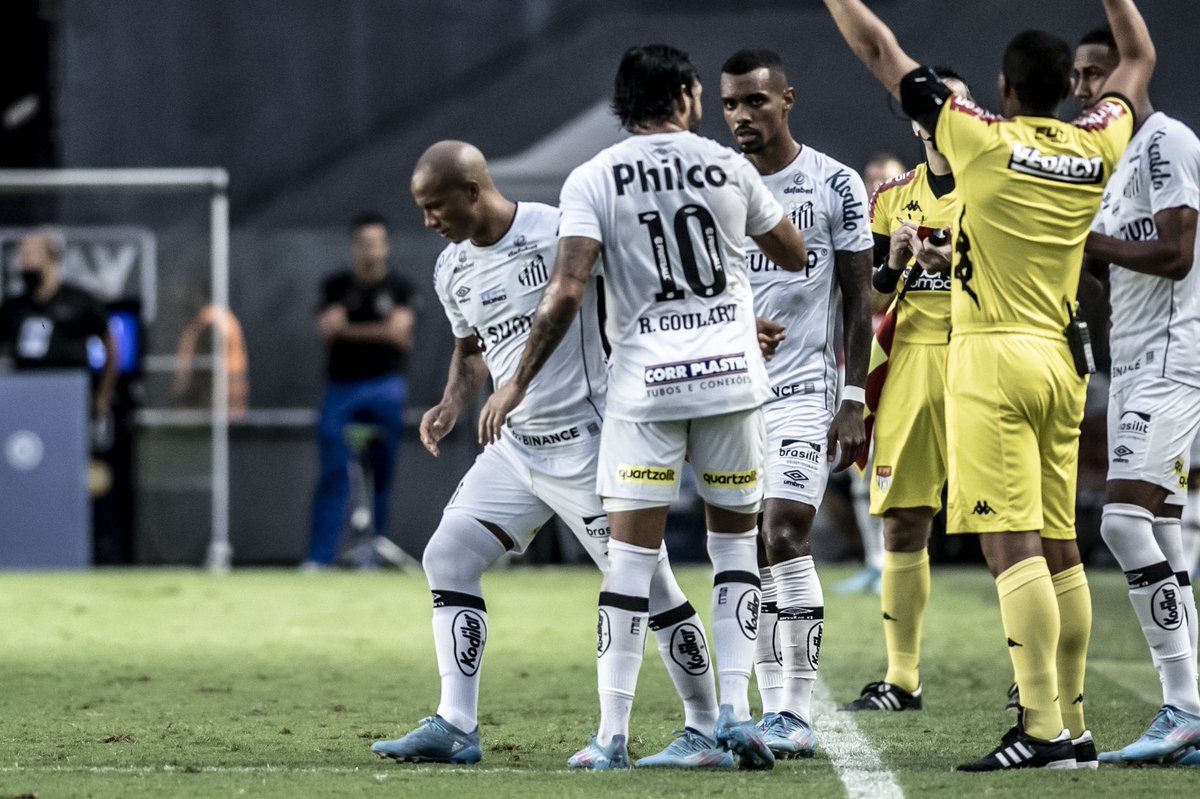 PeixeDaily's tweet photo. ESCALAÇÃO: Sánchez finalmente deve ganhar uma chance com Bustos! 🇺🇾

O uruguaio será relacionado para o duelo de amanhã (18), contra o Unión La Calera, pela Copa Sul-Americana.

A tendência é que o camisa 7 comece no banco de reservas.

🗞: @atribunasantos https://t.co/HH4XfZwKTG