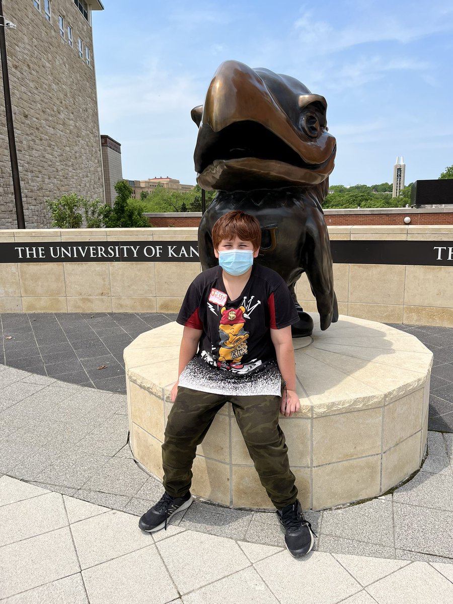 MTBullpups's tweet photo. YOU ARE YOUR CHILD’S FIRST CAREER COUNSELOR!! Talk to them about college and careers. Set goals! Aim high! MT 5th Grade college visit. #ku #Jayhawks @MTBullpups #collegevisit  #futurecollegegraduates https://t.co/I8LrnHgNnb