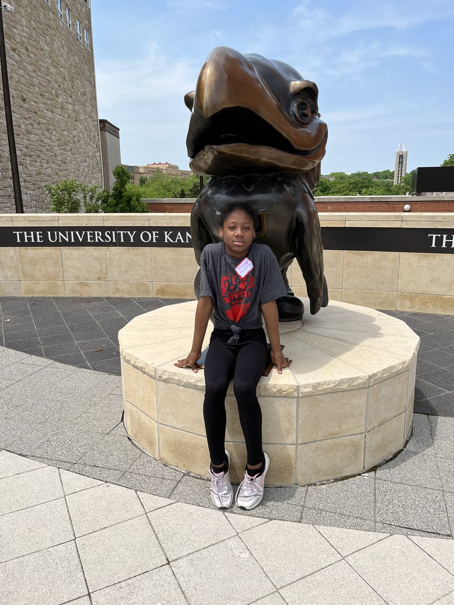 MTBullpups's tweet photo. YOU ARE YOUR CHILD’S FIRST CAREER COUNSELOR!! Talk to them about college and careers. Set goals! Aim high! MT 5th Grade college visit. #ku #Jayhawks @MTBullpups #collegevisit  #futurecollegegraduates https://t.co/I8LrnHgNnb
