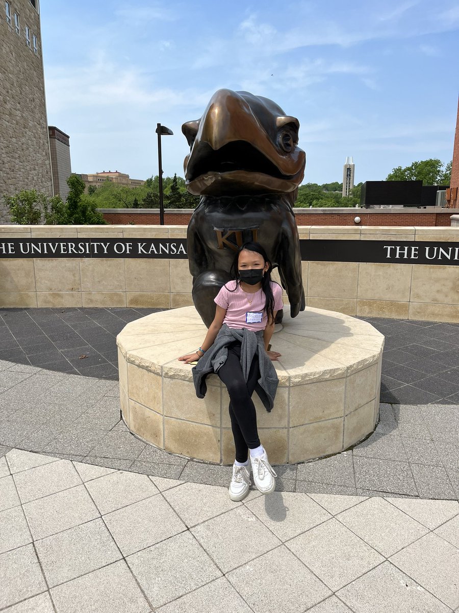MTBullpups's tweet photo. YOU ARE YOUR CHILD’S FIRST CAREER COUNSELOR!! Talk to them about college and careers. Set goals! Aim high! MT 5th Grade college visit. #ku #Jayhawks @MTBullpups #collegevisit  #futurecollegegraduates https://t.co/I8LrnHgNnb