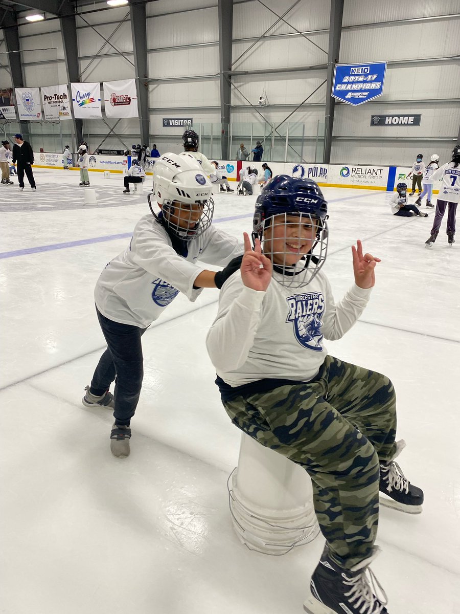 UnionHillSchoo1's tweet photo. Great day for our grade 4 students. Spent some time on the ice with @RailersHC and enjoyed every bit. Thank you for the fun day. They were so excited to share their experience. https://t.co/9gvNX2ulLQ
