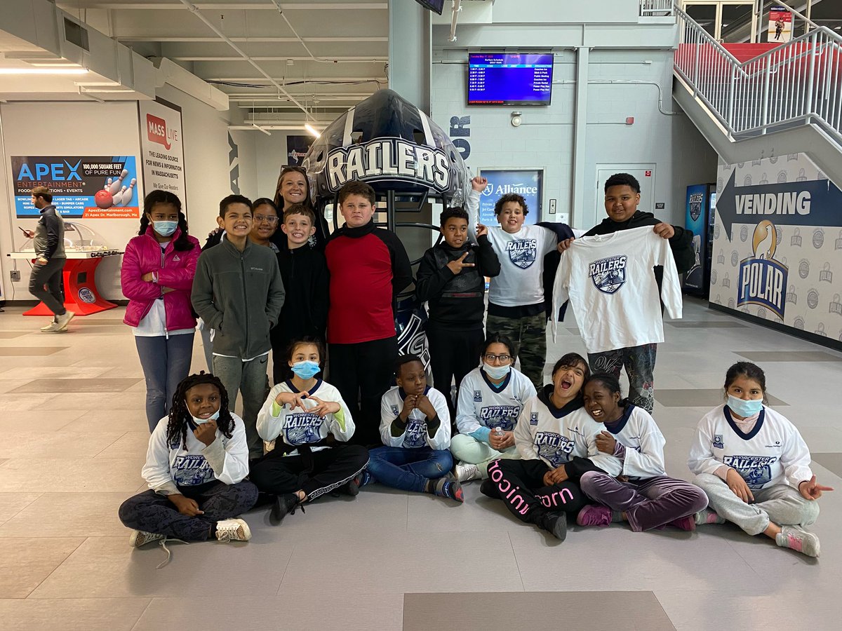 UnionHillSchoo1's tweet photo. Great day for our grade 4 students. Spent some time on the ice with @RailersHC and enjoyed every bit. Thank you for the fun day. They were so excited to share their experience. https://t.co/9gvNX2ulLQ