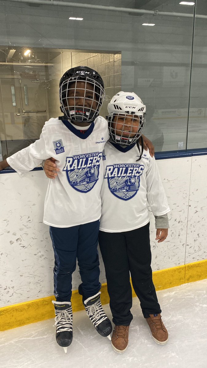 UnionHillSchoo1's tweet photo. Great day for our grade 4 students. Spent some time on the ice with @RailersHC and enjoyed every bit. Thank you for the fun day. They were so excited to share their experience. https://t.co/9gvNX2ulLQ