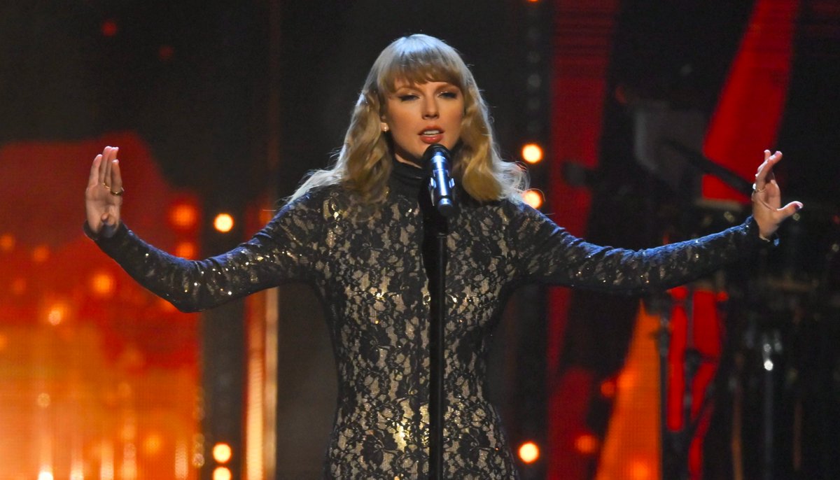 blessedswifty's tweet photo. 🚨 Taylor Swift will make her FIRST public appearance in 3 months TOMORROW!

— Taylor Swift will attend and receive the "Honorary Doctorate" of Fine Arts from New York University! She will also deliver commencement speech for the class of 2022. https://t.co/W2OZ5NP86Z