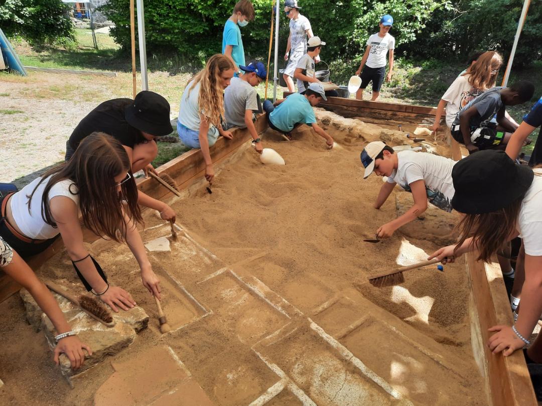 CollegeCasteret's tweet photo. Visite de #Chassenon par ts les 6e , vestiges #romains, #thermes, atelier Natura pour découvrir les plantes utilisées par les Romains. PEAC en @la_charente . Des trésors tout près de nos établissements, dévoilés grâce aux professeurs engagés @acpoitiers @CBetermin https://t.co/5K9N2eCAdX
