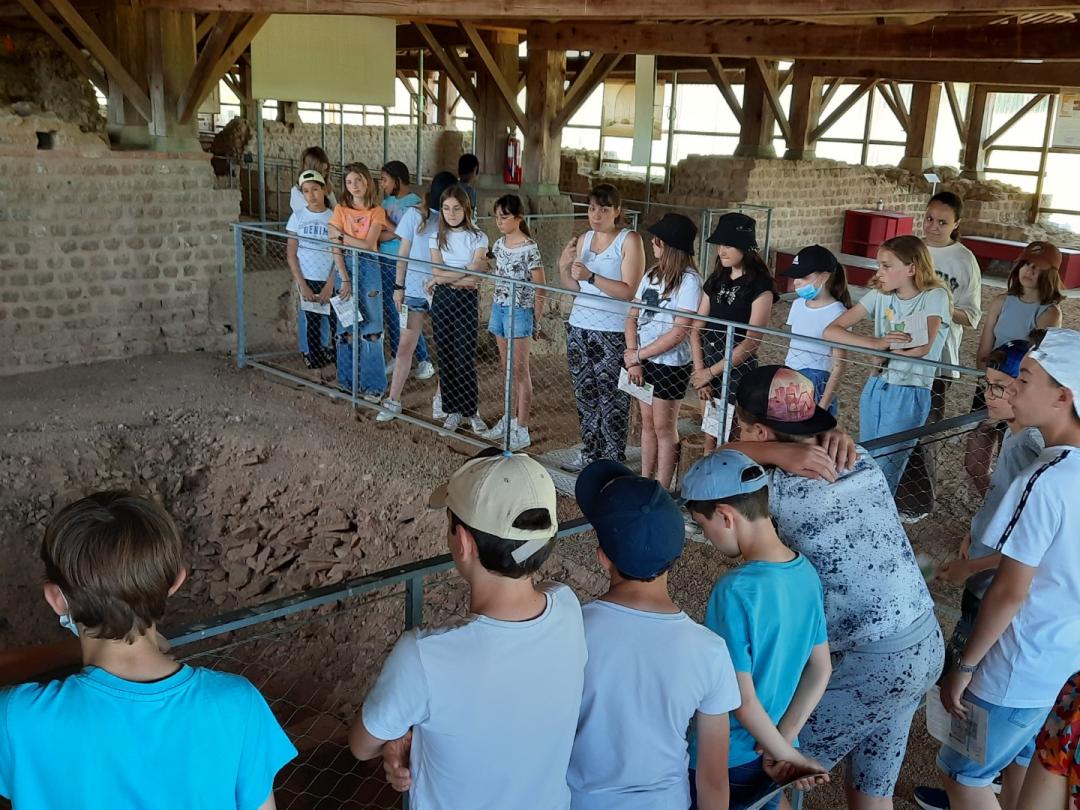 CollegeCasteret's tweet photo. Visite de #Chassenon par ts les 6e , vestiges #romains, #thermes, atelier Natura pour découvrir les plantes utilisées par les Romains. PEAC en @la_charente . Des trésors tout près de nos établissements, dévoilés grâce aux professeurs engagés @acpoitiers @CBetermin https://t.co/5K9N2eCAdX
