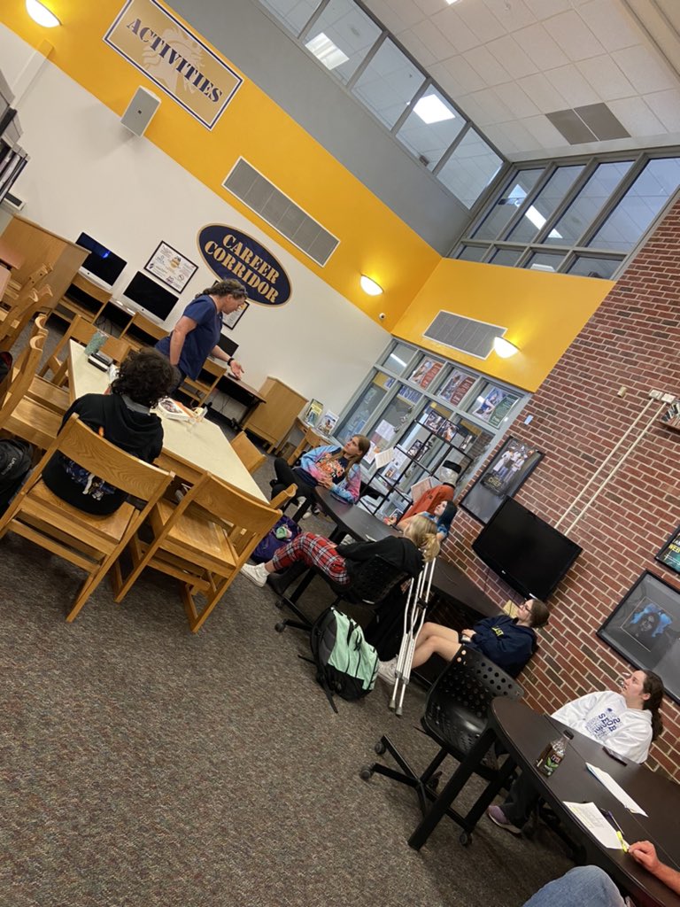 Frasercareerna1's tweet image. Thank you to Marianne Tear from MCC Vet Tech program for speaking to our students today! 🐶🐱🐰🐴🐮
#frasercte @BrasureCTE