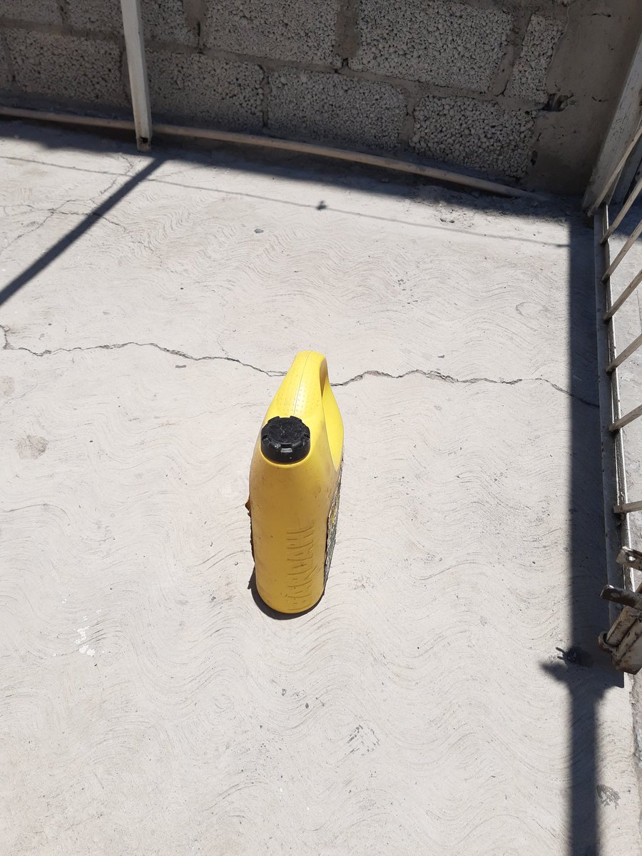 RicoSuavecin's tweet photo. Justo ahorita el sol está a 90° eso hace que los objetos en vertical no produzcan sombras. https://t.co/eDs5p5cAxJ
